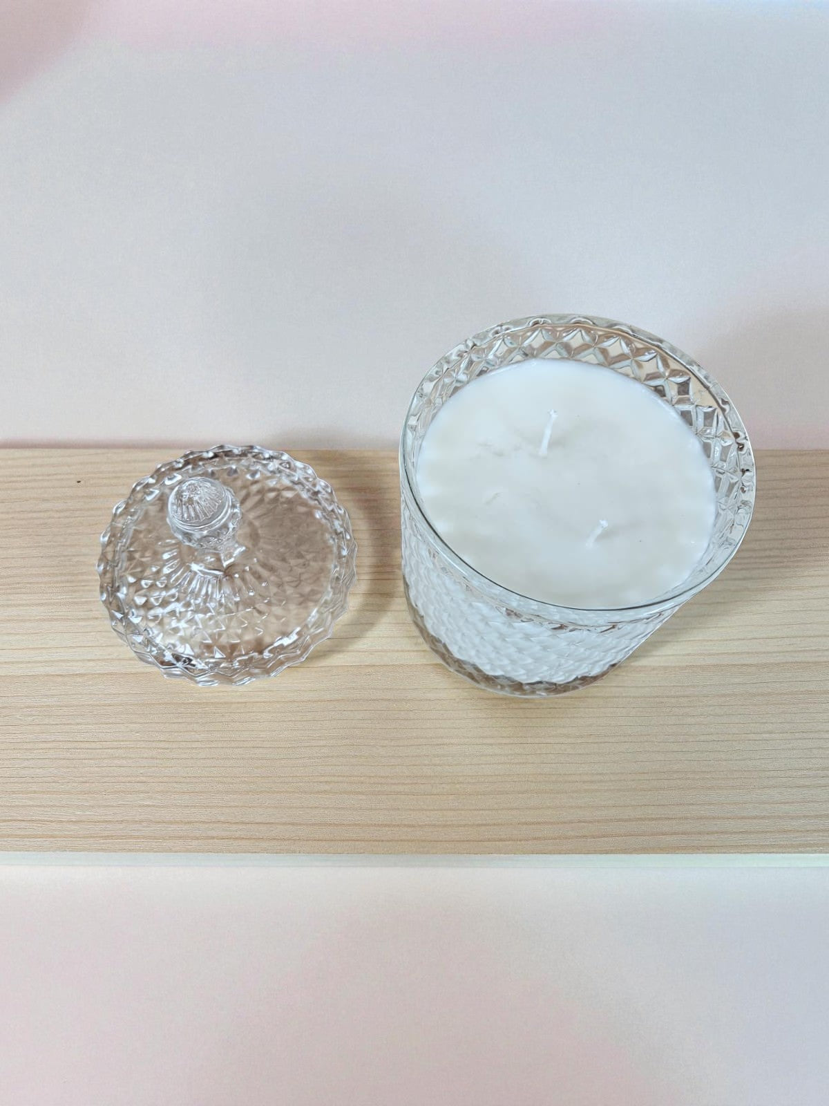 Vela artesanal de doble pabilo elaborada con 340 gramos de cera de soja pura, presentada en elegante vaso de cristal con tapa. La cera de soja garantiza una combustión limpia y prolongada, liberando fragancias de manera uniforme.