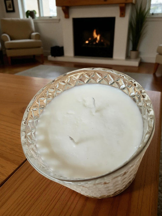 Vela artesanal de doble pabilo elaborada con 340 gramos de cera de soja pura, presentada en elegante vaso de cristal con tapa. La cera de soja garantiza una combustión limpia y prolongada, liberando fragancias de manera uniforme.